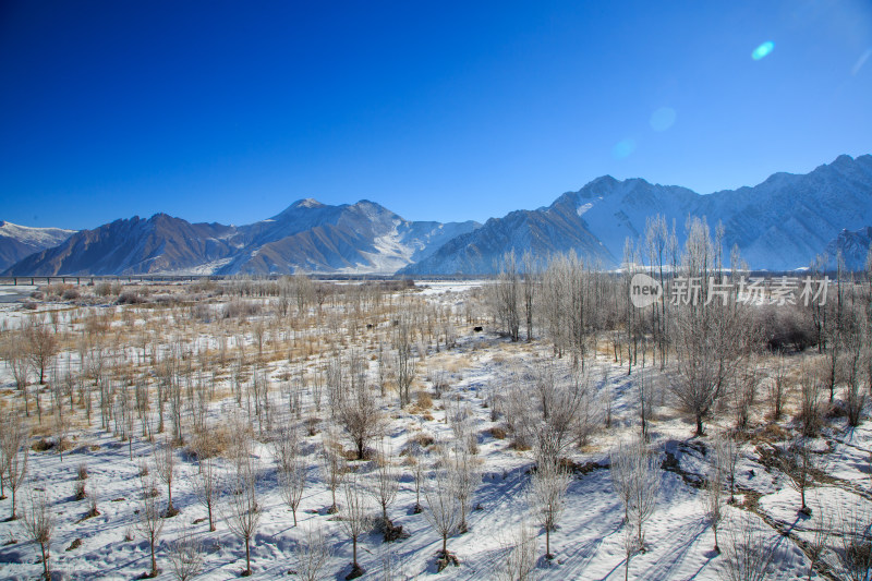 中国西藏冬季拉萨河雪景及拉萨河大桥