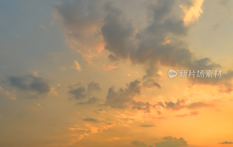 晚霞天空背景素材 金色云层