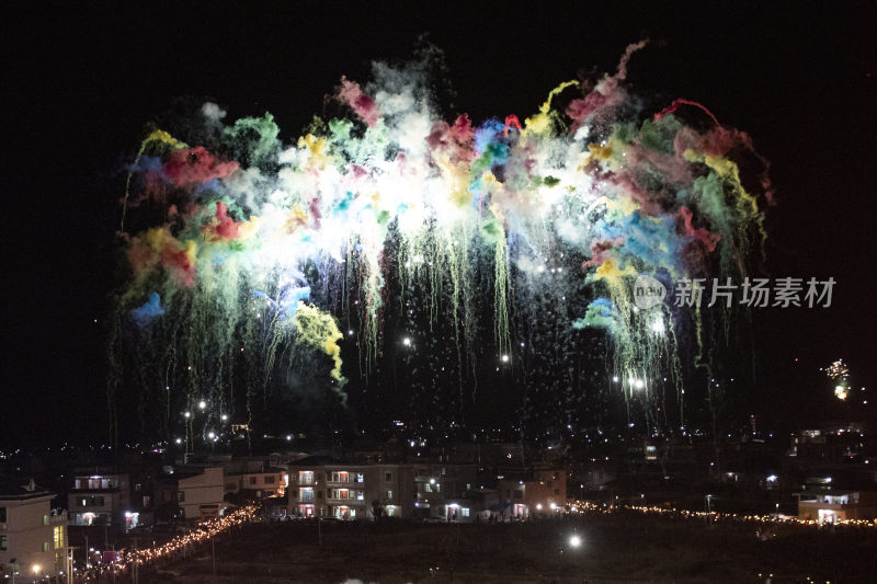 七彩祥云夜空中绽放的多彩绚丽烟花全景