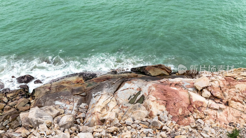 航拍海浪拍打礁石大海海洋自然风景