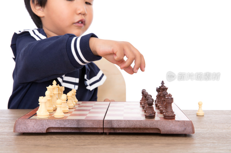 白背景前小孩子在学习下国际象棋