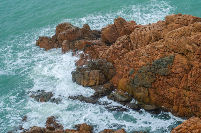 青岛小麦岛海边风光，礁石与波浪