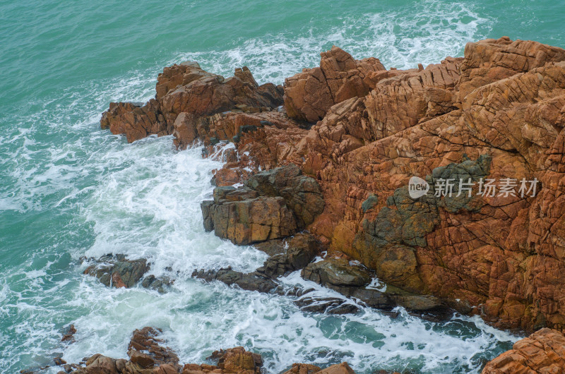 青岛小麦岛海边风光，礁石与波浪