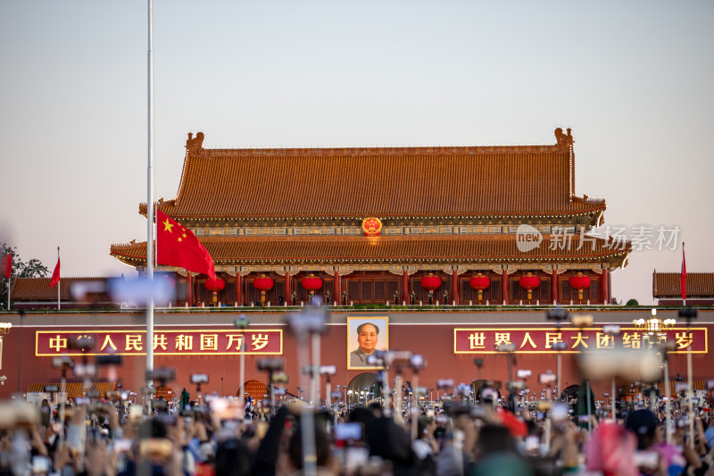 天安门广场前聚集大量人群观看升国旗的场景