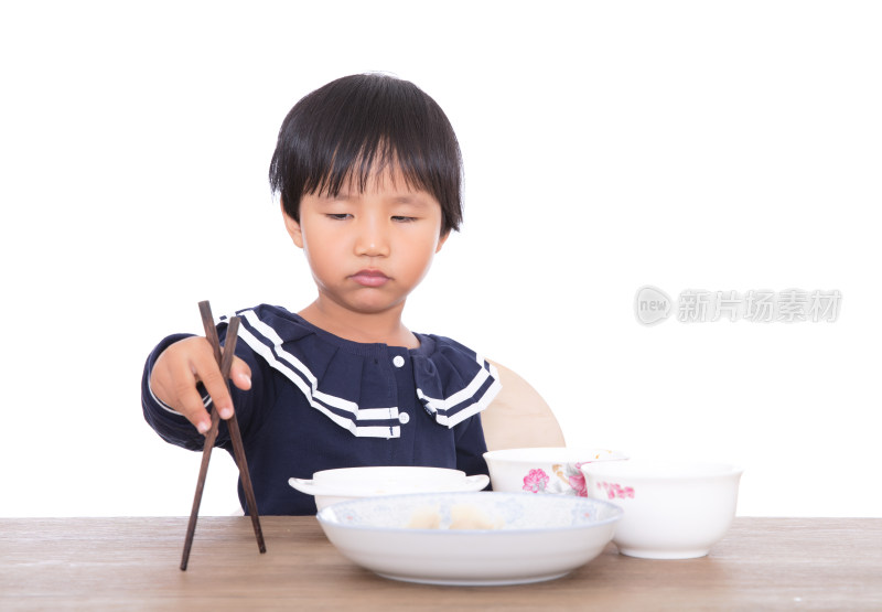 白背景前吃着饭连带卖萌的中国小女孩