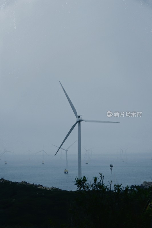 平潭阴天海边风车