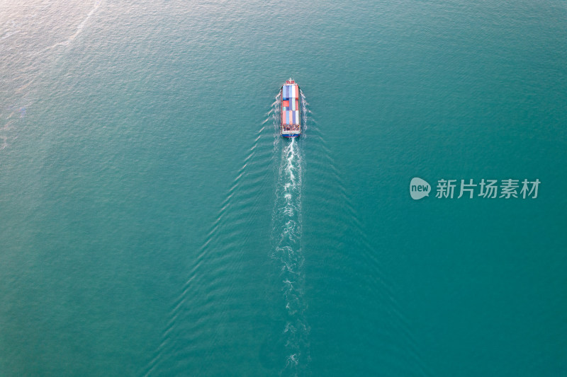 深圳盐田港集装箱货轮进出港