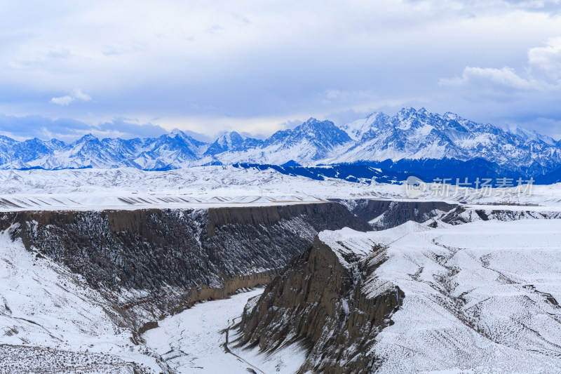 航拍新疆冬季安集海大峡谷雪景雪山山脉河流