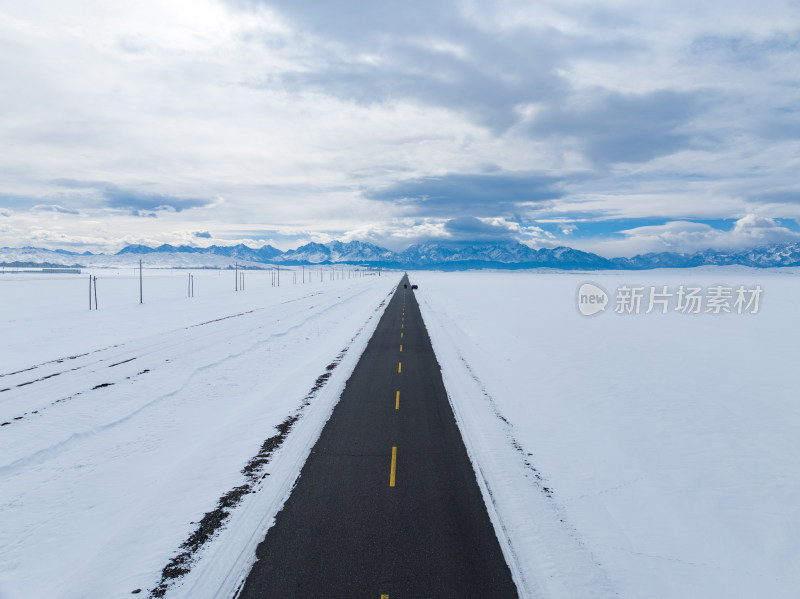 中国新疆阿勒泰冬季雪景茫茫雪原与雪山