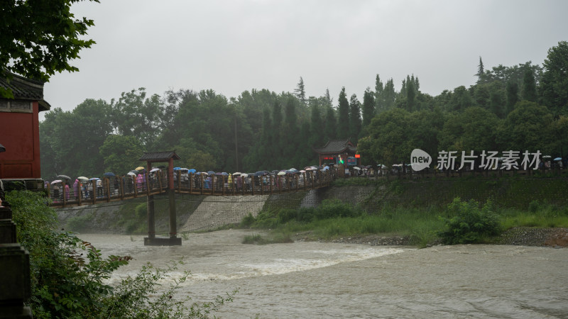 成都都江堰景区雨季的风景及游客