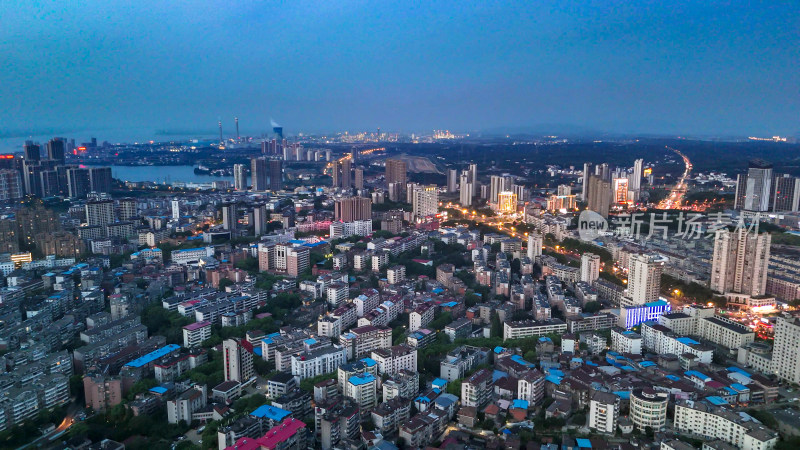 江西九江城市夜幕降临航拍图