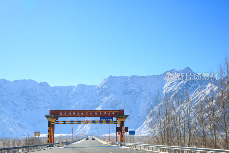 中国西藏冬季拉萨河雪景及拉萨河大桥