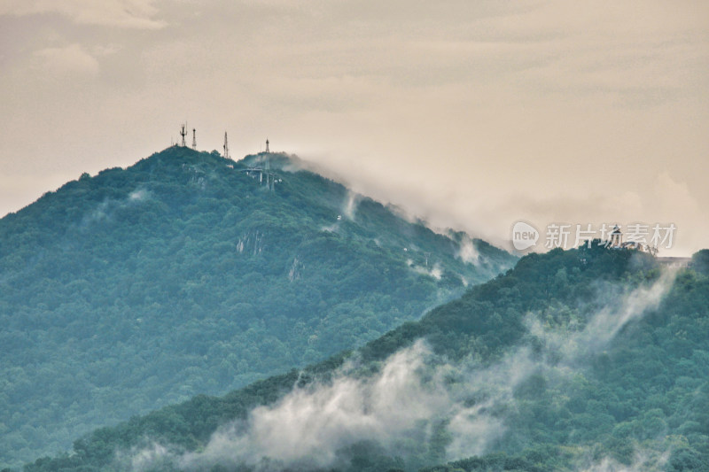 日落时群山对天的景色