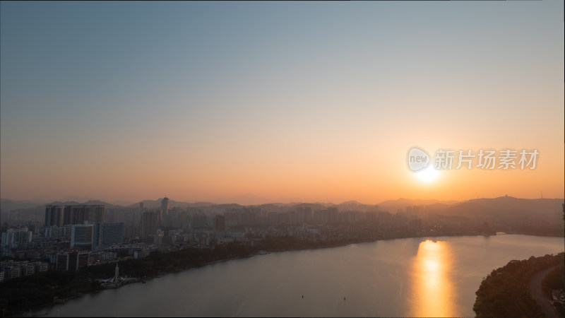 城市日落时分的壮丽全景