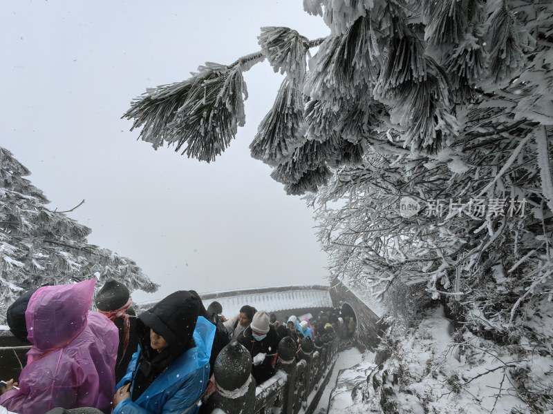 湖北武当山景区金顶冬季大雪登山游客