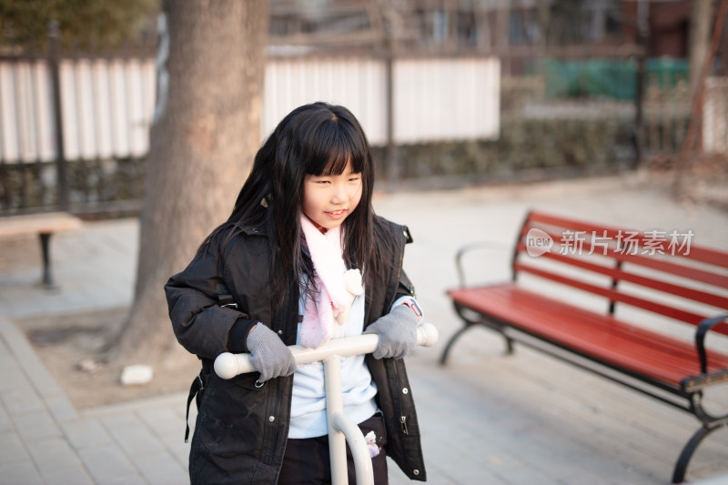 小女孩在玩健身设施