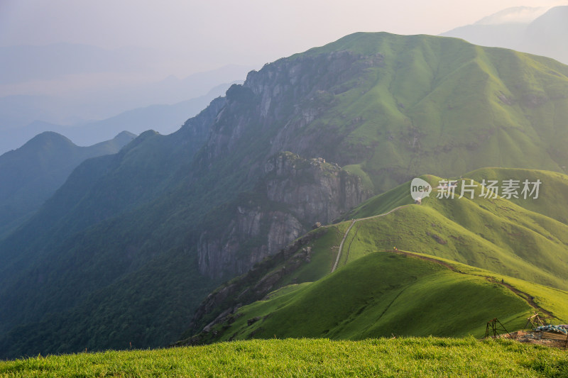 唯美清晨高山日出云海 武功山高山草甸