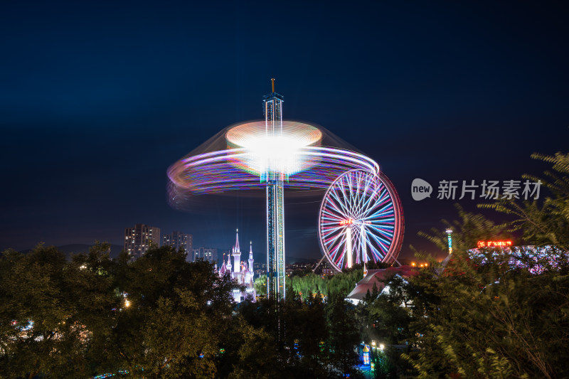 北京石景山游乐园摩天轮旋转飞椅夜景灯光