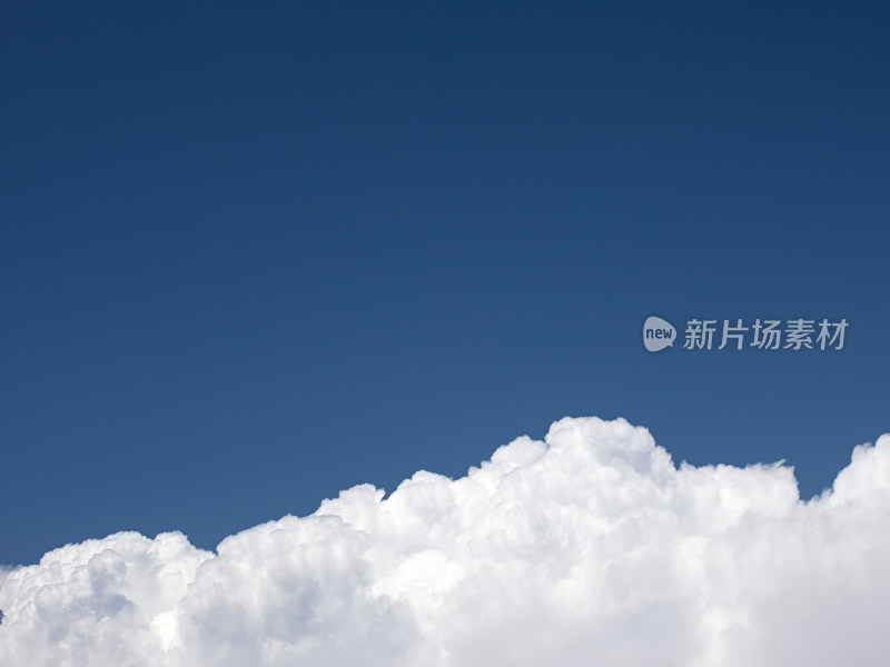 晴朗的夏天，蓝天白云的背景图