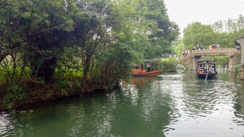 水乡河道乘船游览景象