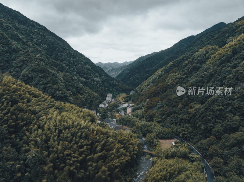 山谷之间江南水乡美景