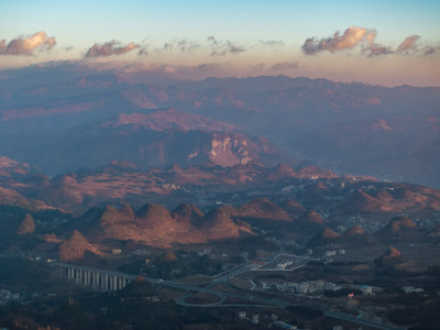 贵州高原日出时的山景风光