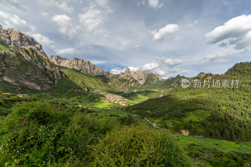 扎尕那蓝天白云山峰草地