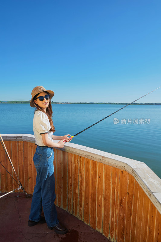 在湖畔木制帆船上的亚洲美女