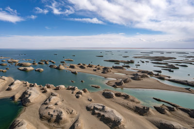 青海海西州乌素特水上雅丹奇异地貌高空航拍