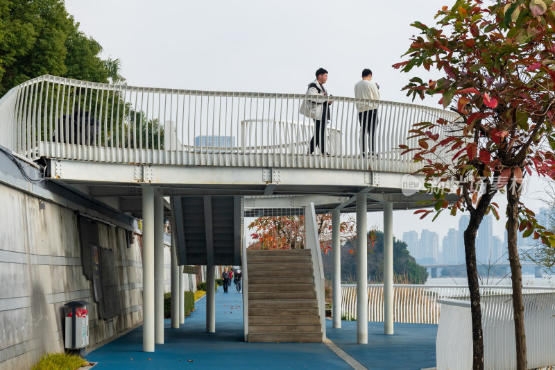 行人漫步江边观景平台