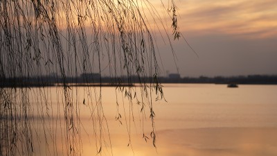 湖边的黄昏日落风景