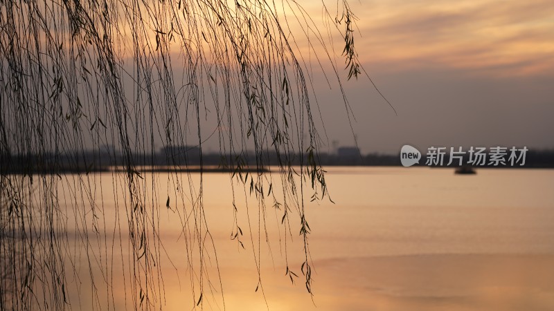 湖边的黄昏日落风景