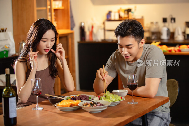 年轻夫妇在家用餐