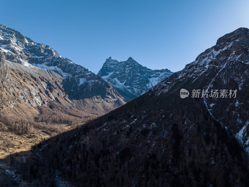 航拍冬天四川阿坝四姑娘山双桥沟风景