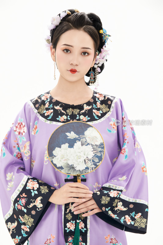 白色背景下穿着中国清朝晚清服饰的少女