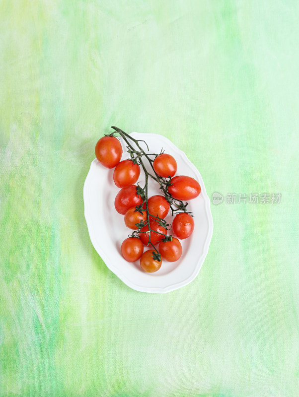 白色碟子上装着的新鲜水果西红柿番茄