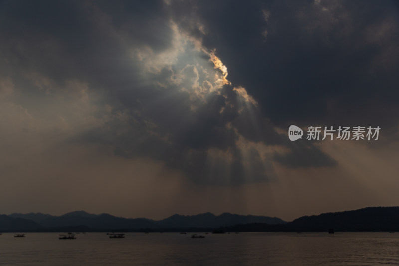 杭州西湖湖面上夕阳无限好