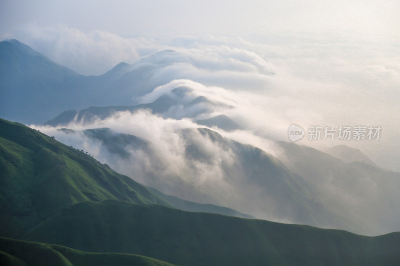 唯美清晨高山日出云海 武功山高山草甸