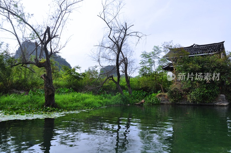 桂林世外桃源河水悠悠游船两岸风光优美