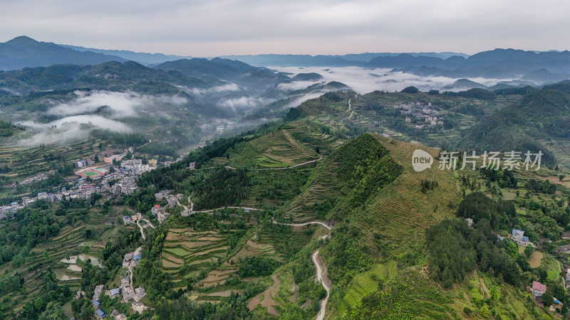 重庆酉阳：雾霾天气青山绿