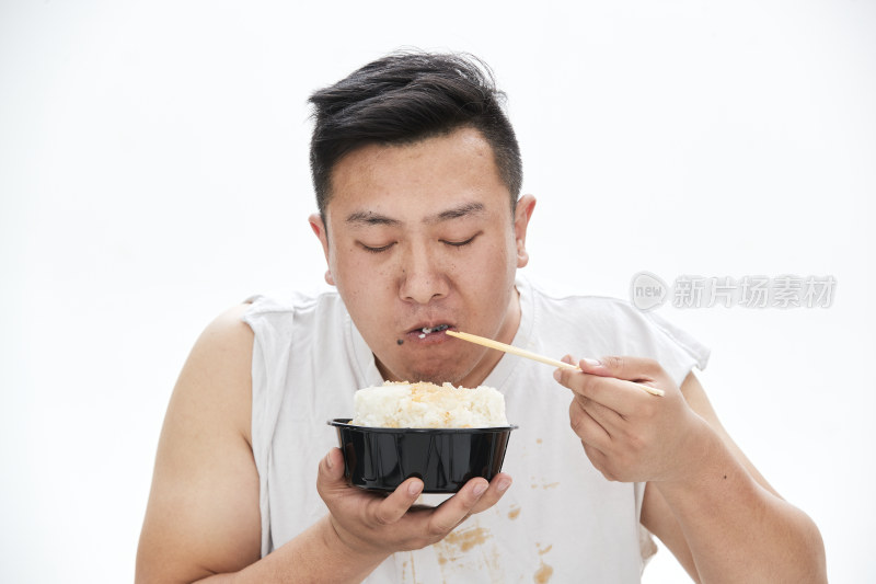 大吃特吃各种食物的肥胖亚洲男子