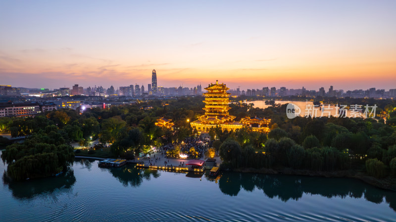 山东济南大明湖夜景航拍灯光