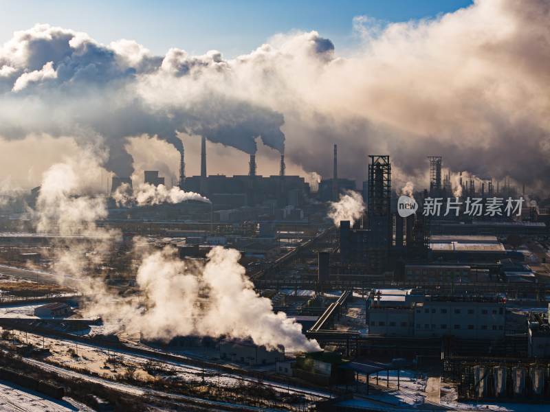 石油化工厂冬季烟雾排放大气壮观航拍
