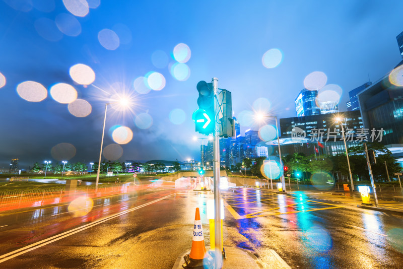 城市街道夜晚车流与高楼景观