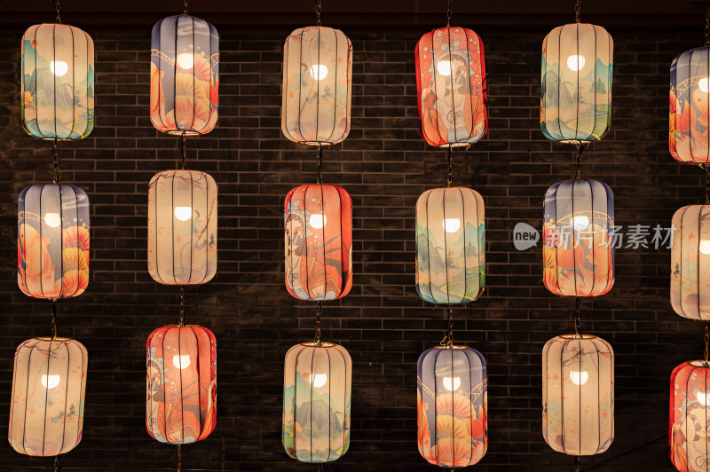 画着中国风图案的灯笼整齐排列悬挂着