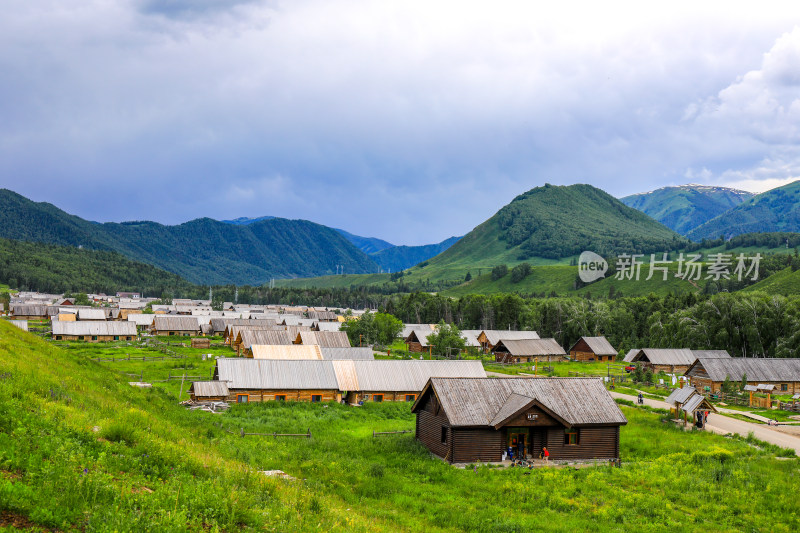 春季阿勒泰禾木村庄风景