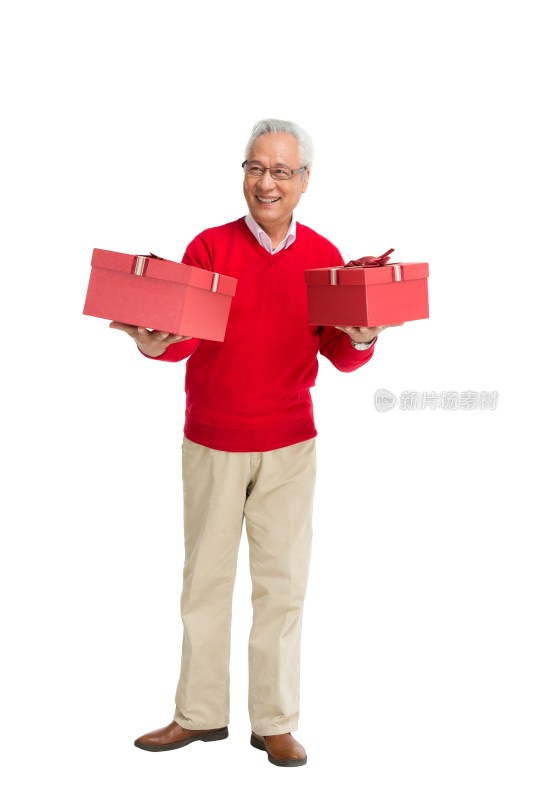 棚拍老年男人拿着礼盒