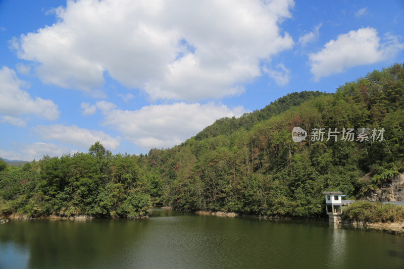 湖泊 山 树林 东方红水库