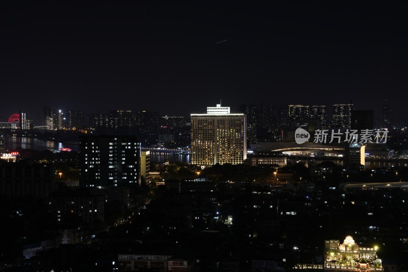 城市夜空下绚烂多彩的烟花盛宴