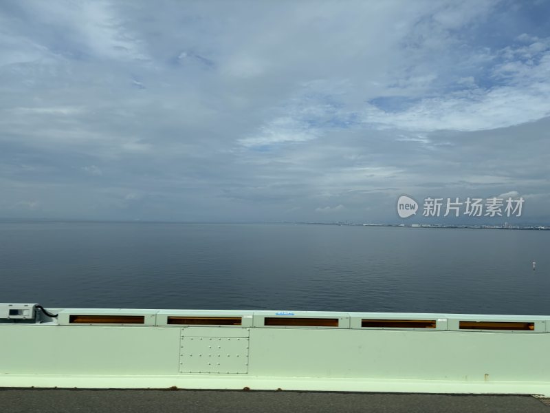 海上远景视野开阔的多云天气景观